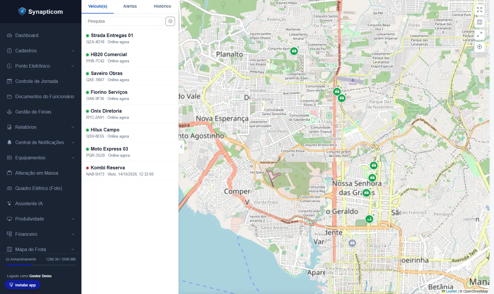 Mapa ao vivo com os veículos de Manaus e a lista de veículos à esquerda